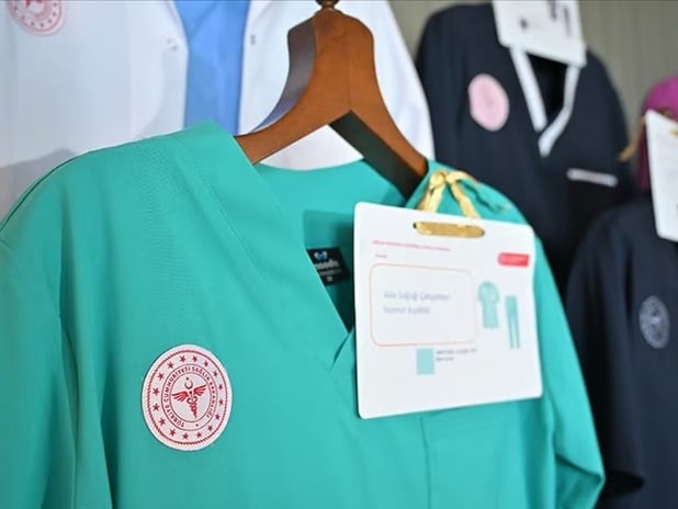 Sağlık çalışanlarının kıyafetlerinde yeni dönem: Zorunluluk tarihi belli oldu 