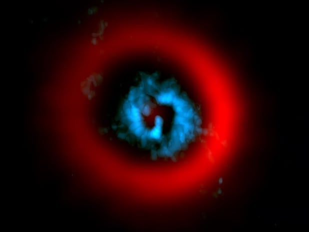 Doğum aşamasında olan bir gezegen görüntülendi