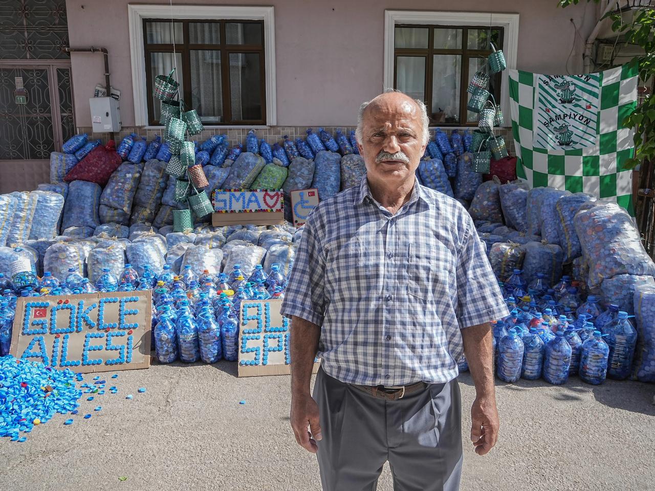 İhtiyaç sahiplerine topladığı kapaklarla destek oluyor
