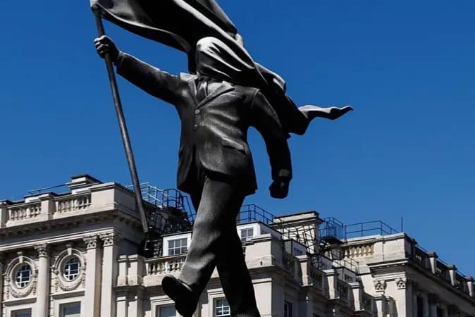 Banksy’den Londra’da kör heykel