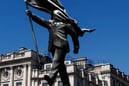 Banksy'den Londra'nın merkezine kör vatanseverlik heykeli