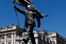 Banksy'den Londra'nın merkezine kör vatanseverlik heykeli