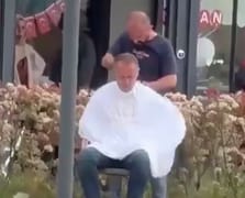 Berber dükkandan çıkıp müşterisini tıraş etmeye devam etti