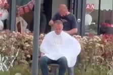 Berber dükkandan çıkıp müşterisini tıraş etmeye devam etti