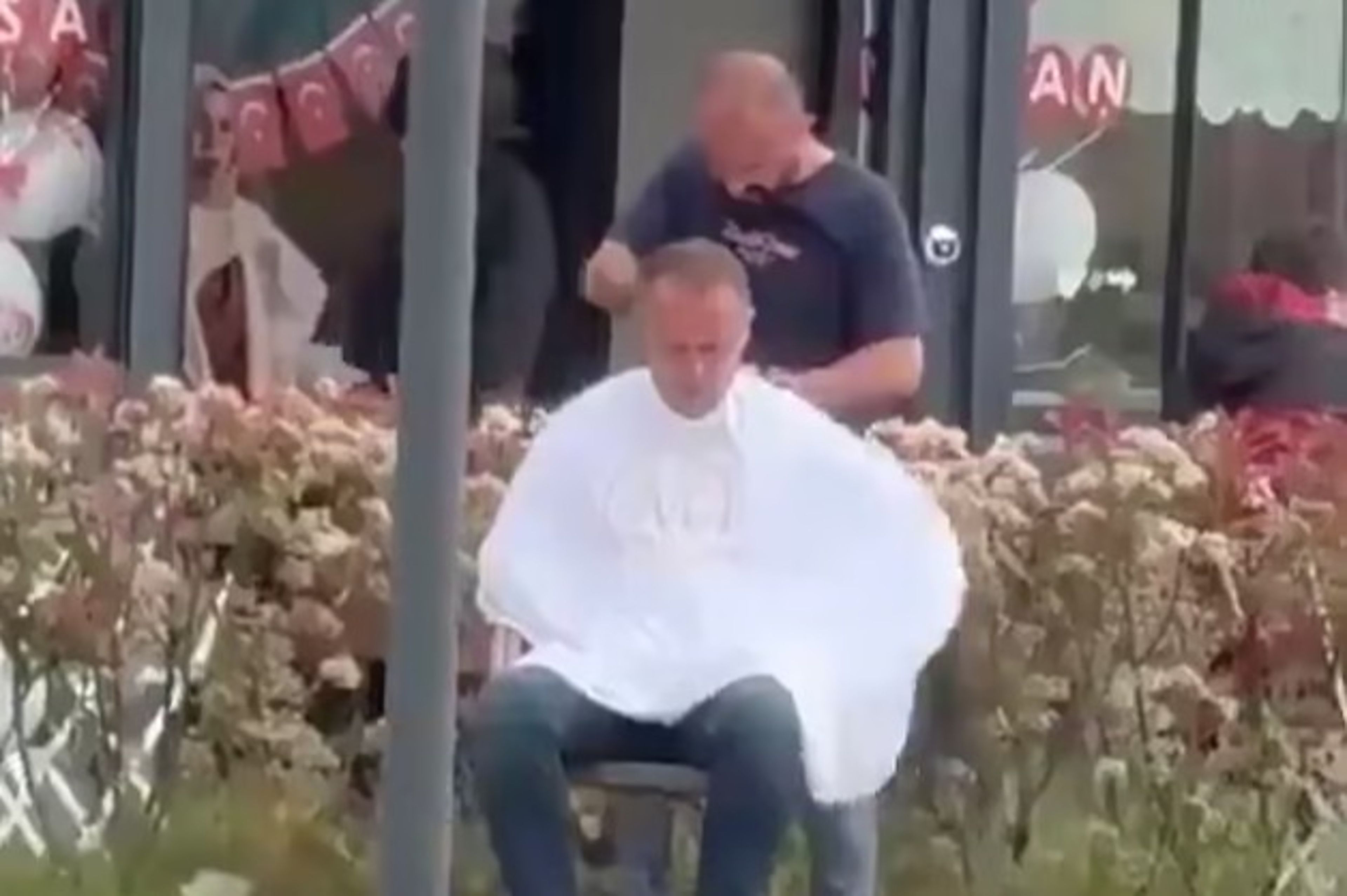 Berber dükkandan çıkıp müşterisini tıraş etmeye devam etti