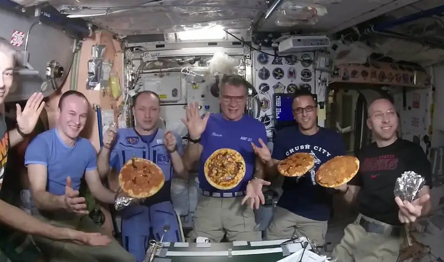 Uluslararası Uzay İstasyonu'nda pizzalarla poz veren astronotlar - NASA