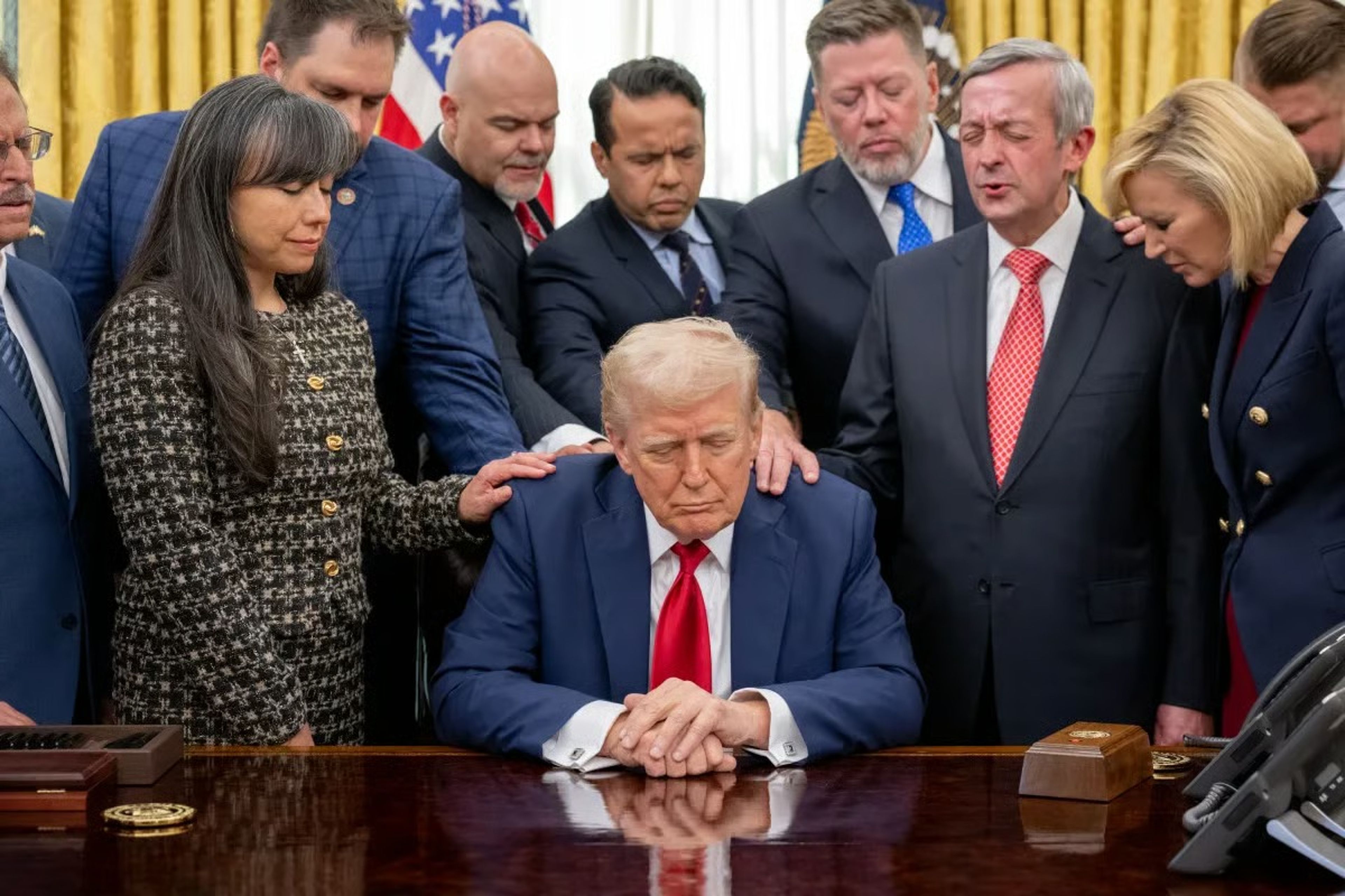 Oval Ofis’te "Trump için dua" tartışma yarattı