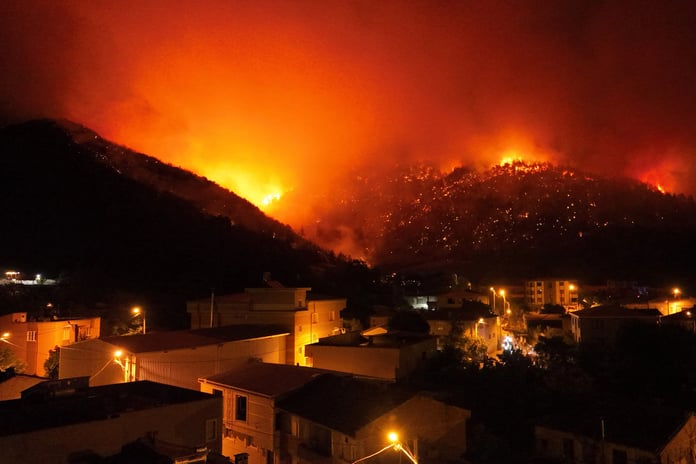 Bursa'da orman yangınıyla mücadele sürüyor: Üç mahalle boşaltıldı
