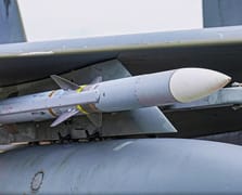 ABD Hava Kuvvetleri, AMRAAM’ın yarı boyutunda ucuz hava-hava füzesi arıyor