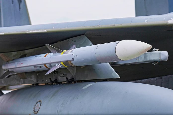 ABD Hava Kuvvetleri, AMRAAM’ın yarı boyutunda ucuz hava-hava füzesi arıyor