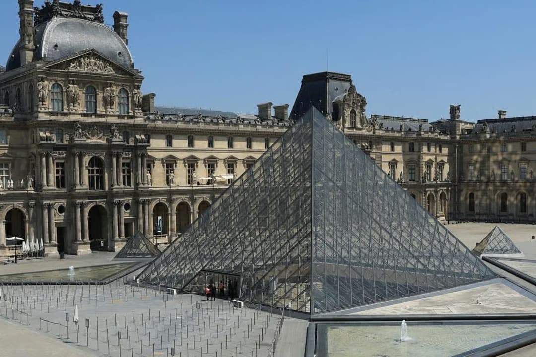 Louvre Müzesi müdürü istifa etti