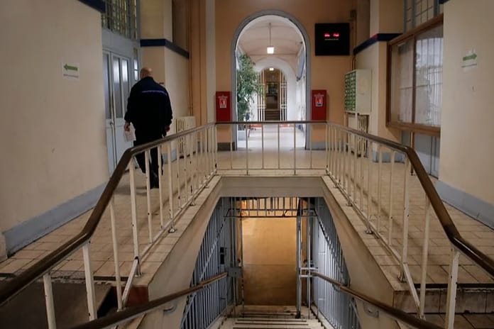 Fransa'da iki mahkum drone ile getirilen bıçaklarla hapishaneden kaçtı