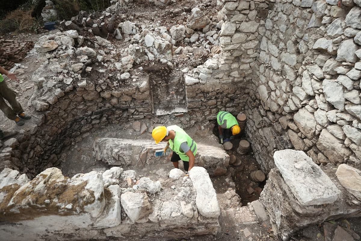 Olympos Antik Kenti'nde hamam yapısı bulundu