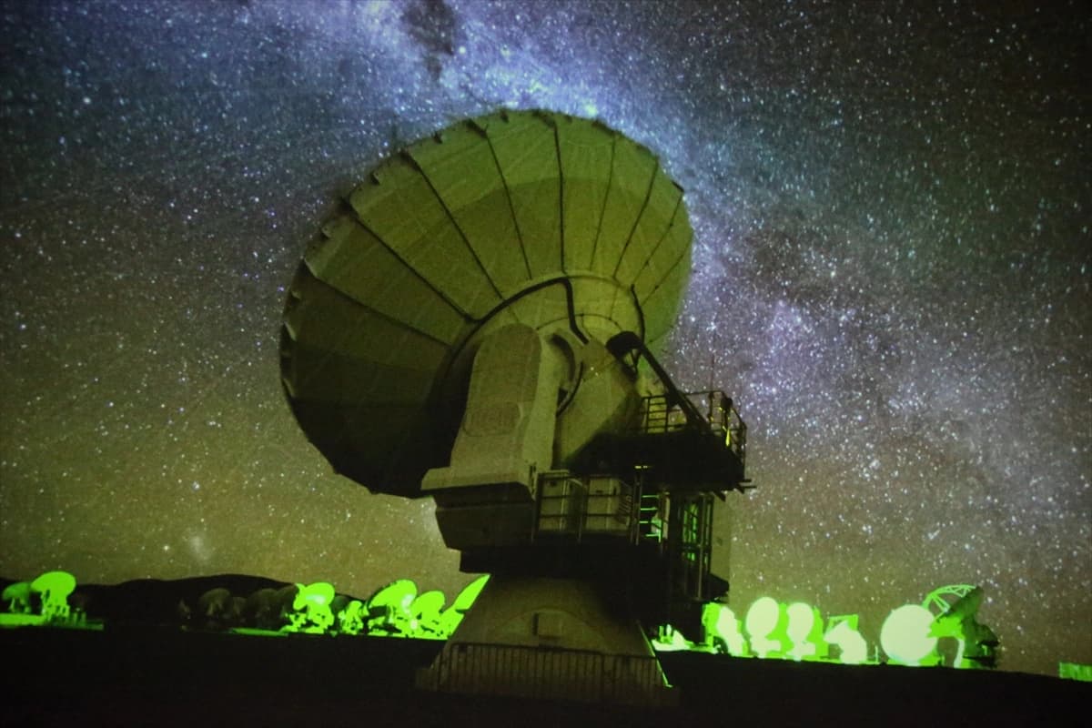 Gizemli karadeliklerin sırrı planetaryumda izleyiciyle buluşturuluyor