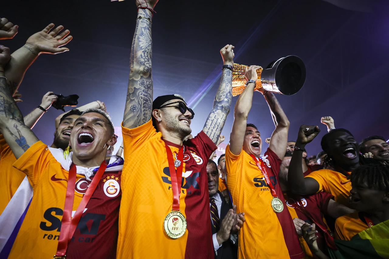 Kupa ve ödül koleksiyonu