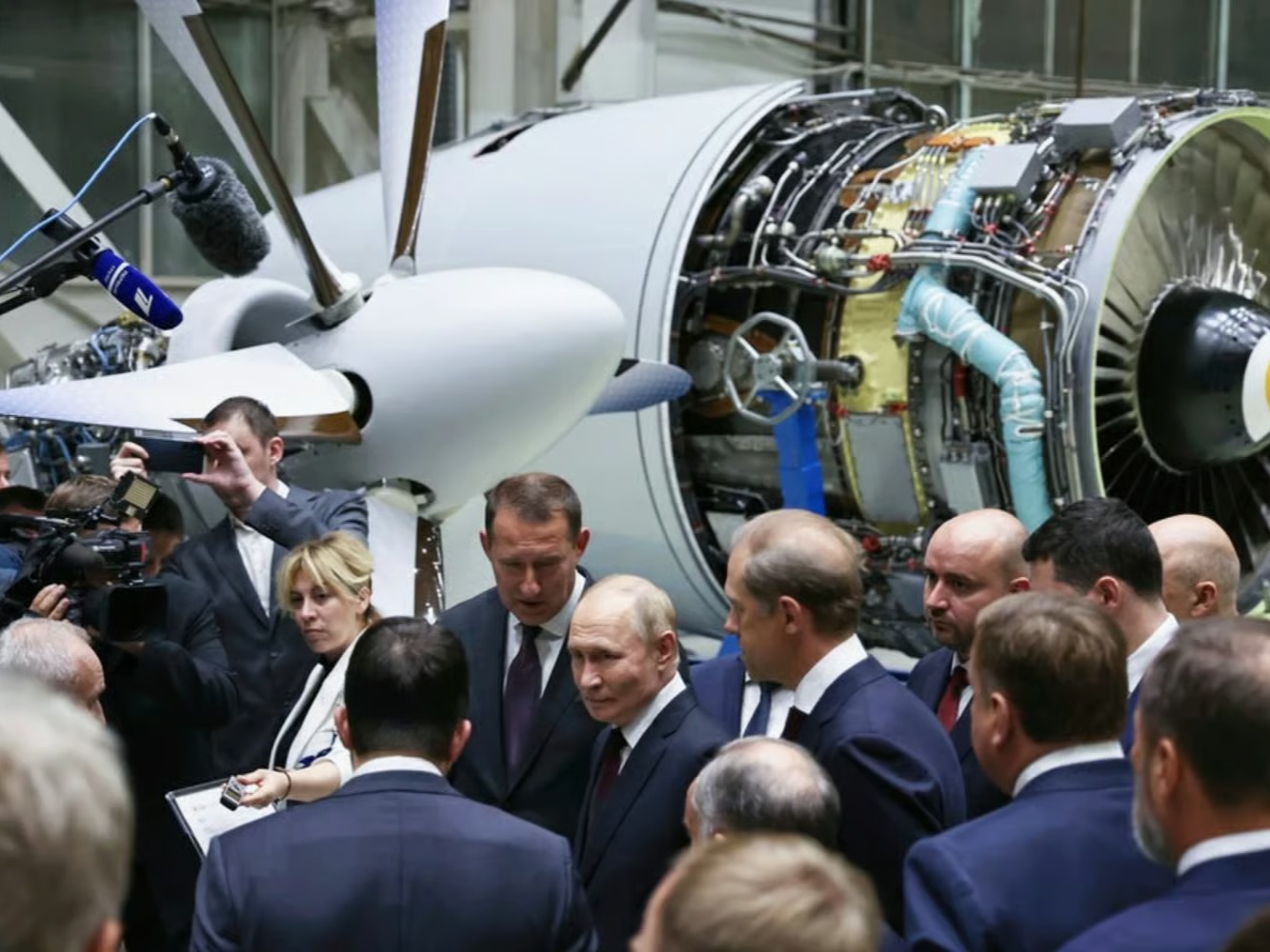 Putin Urges Russia’s Aerospace Industry to Develop Engines