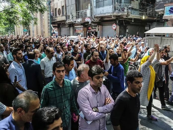 Tahran'da esnaflar ekonomi politikalarını protesto etti