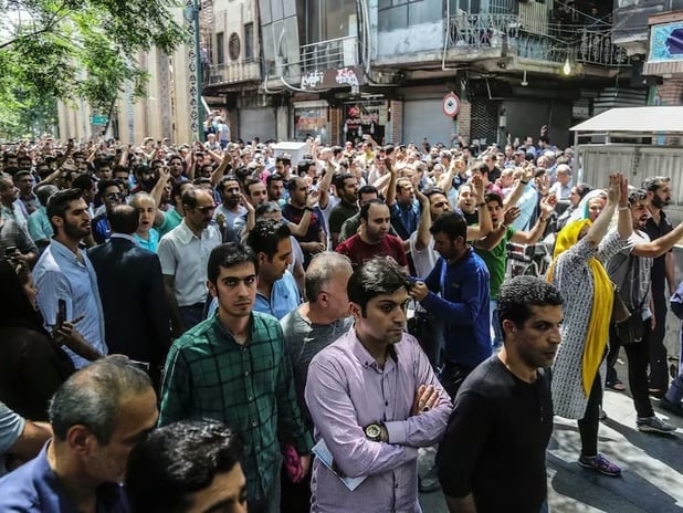 Tahran'da esnaflar ekonomi politikalarını protesto etti