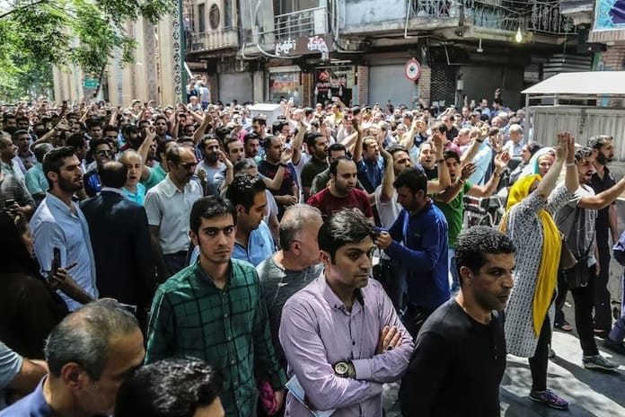 Tahran'da esnaflar ekonomi politikalarını protesto etti