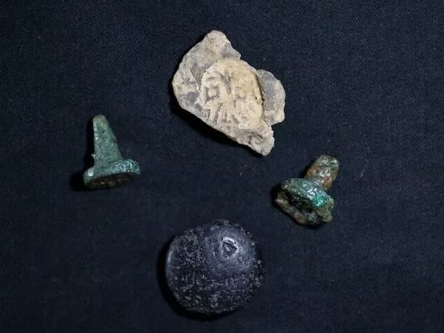 Türkmen Karahöyük kazısında altın muska ile mühür bulundu