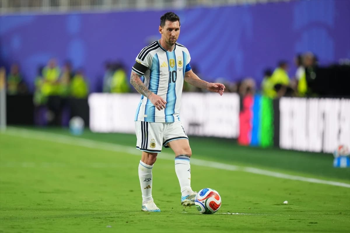 Gol kralı Lionel Messi tarih yazmaya devam ediyor