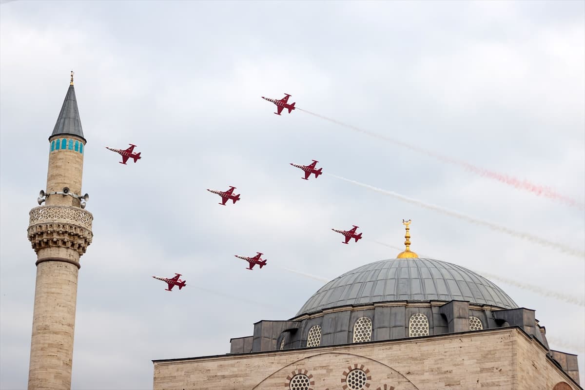 Konya semalarında Türk Yıldızları coşkusu! Nefes kesin bir gösteri yapıldı 