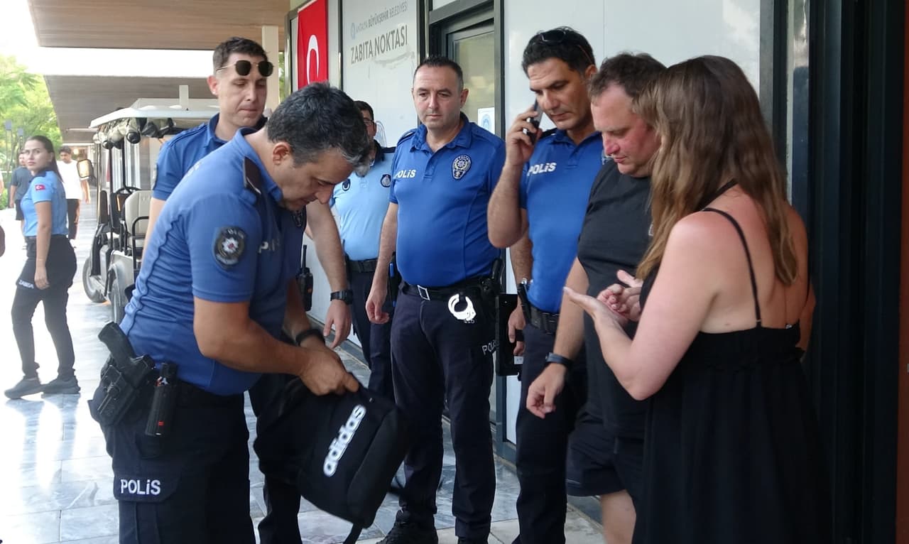 Denize giren turistlerin telefonları çalındı