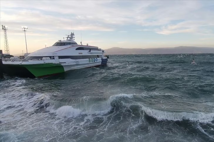 Deniz ulaşımına lodos engeli 