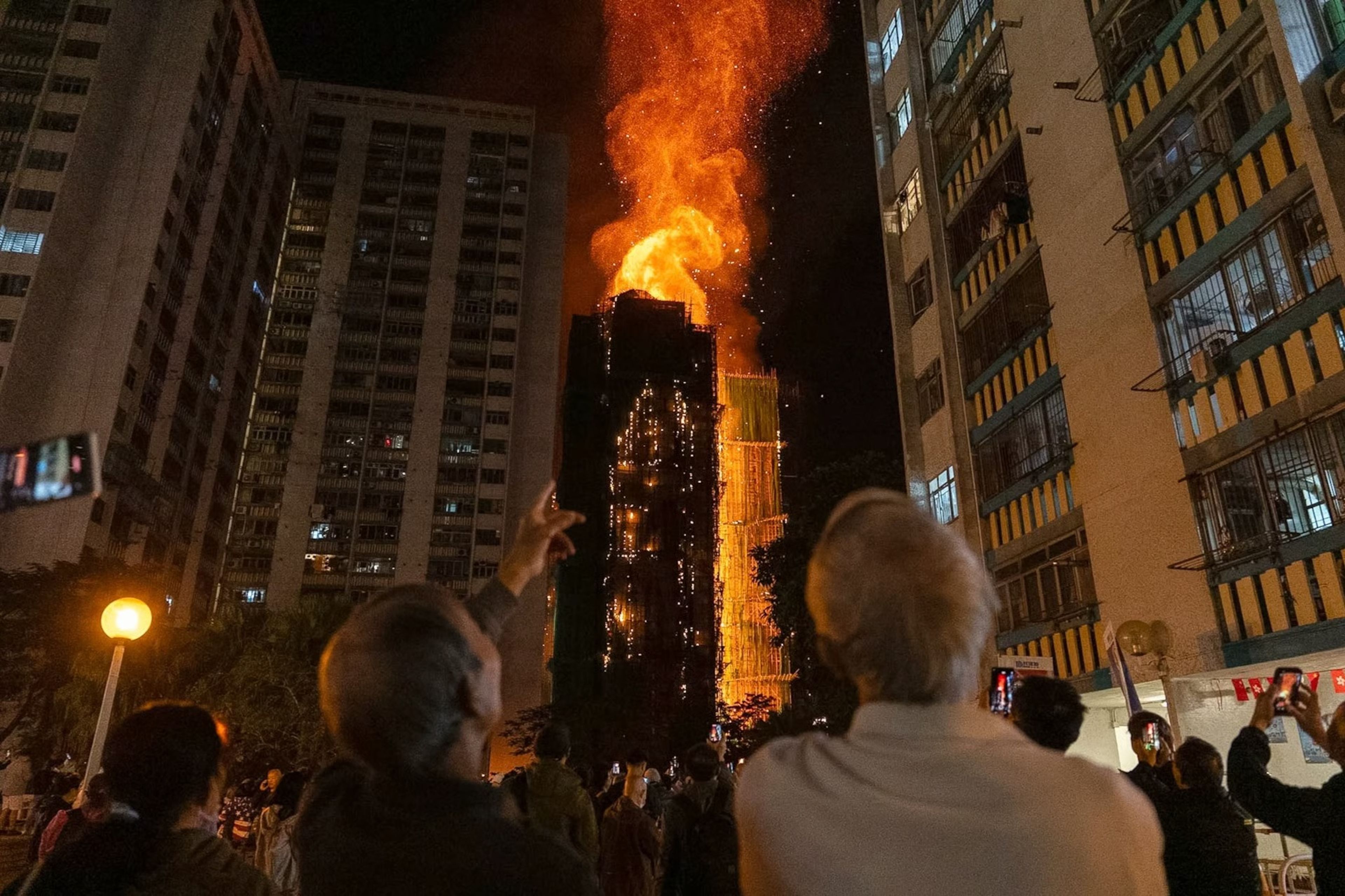 Hong Kong'taki gökdelenlerde çıkan yangında ölü sayısı artmaya devam ediyor