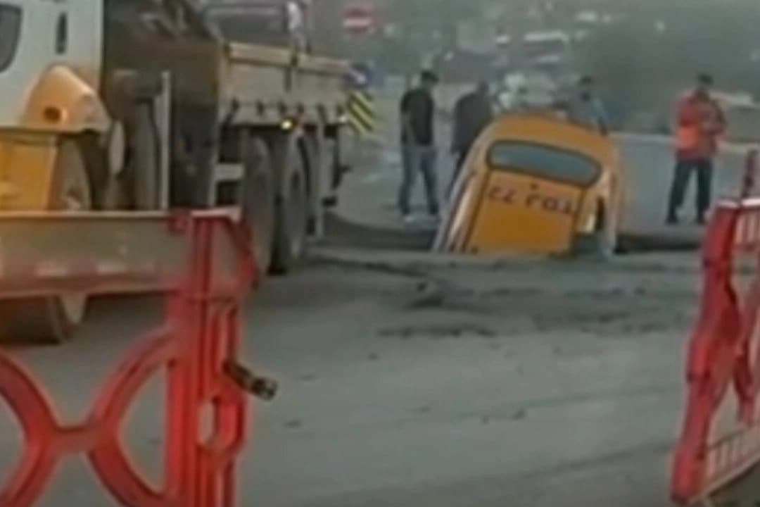 İSKİ ekiplerinin yol çalışmasında açtığı çukura taksi düştü.