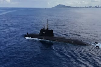 Tayvan’ın ilk yerli denizaltısı dalışa başladı