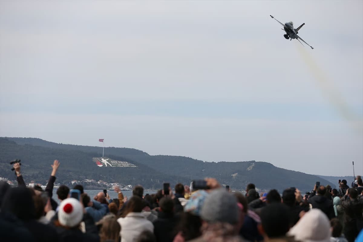 Çanakkale semalarında gurur tablosu: SOLOTÜRK gösteri uçuşu yaptı