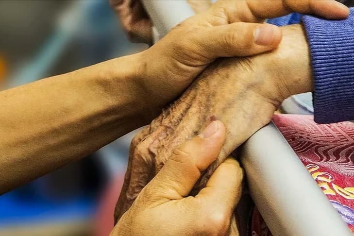 Parkinson hastalarına yeni umut: Titremeyi durduruyor!