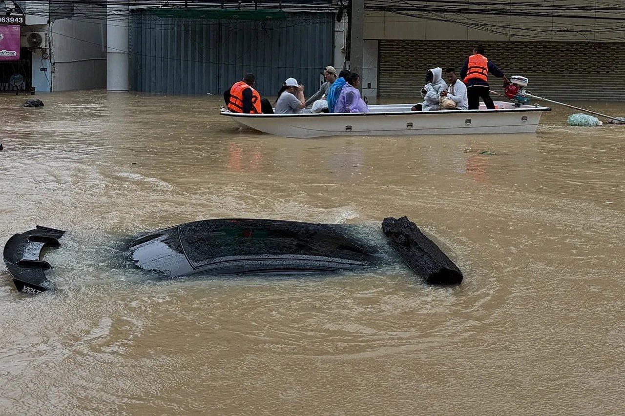 Tayland sel felaketi ile boğuşuyor