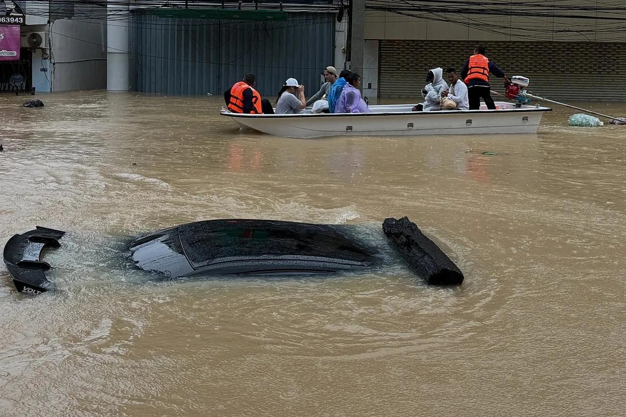 Tayland'da Bangkok'un 50 ilçesinin tamamı afet bölgesi ilan edildi