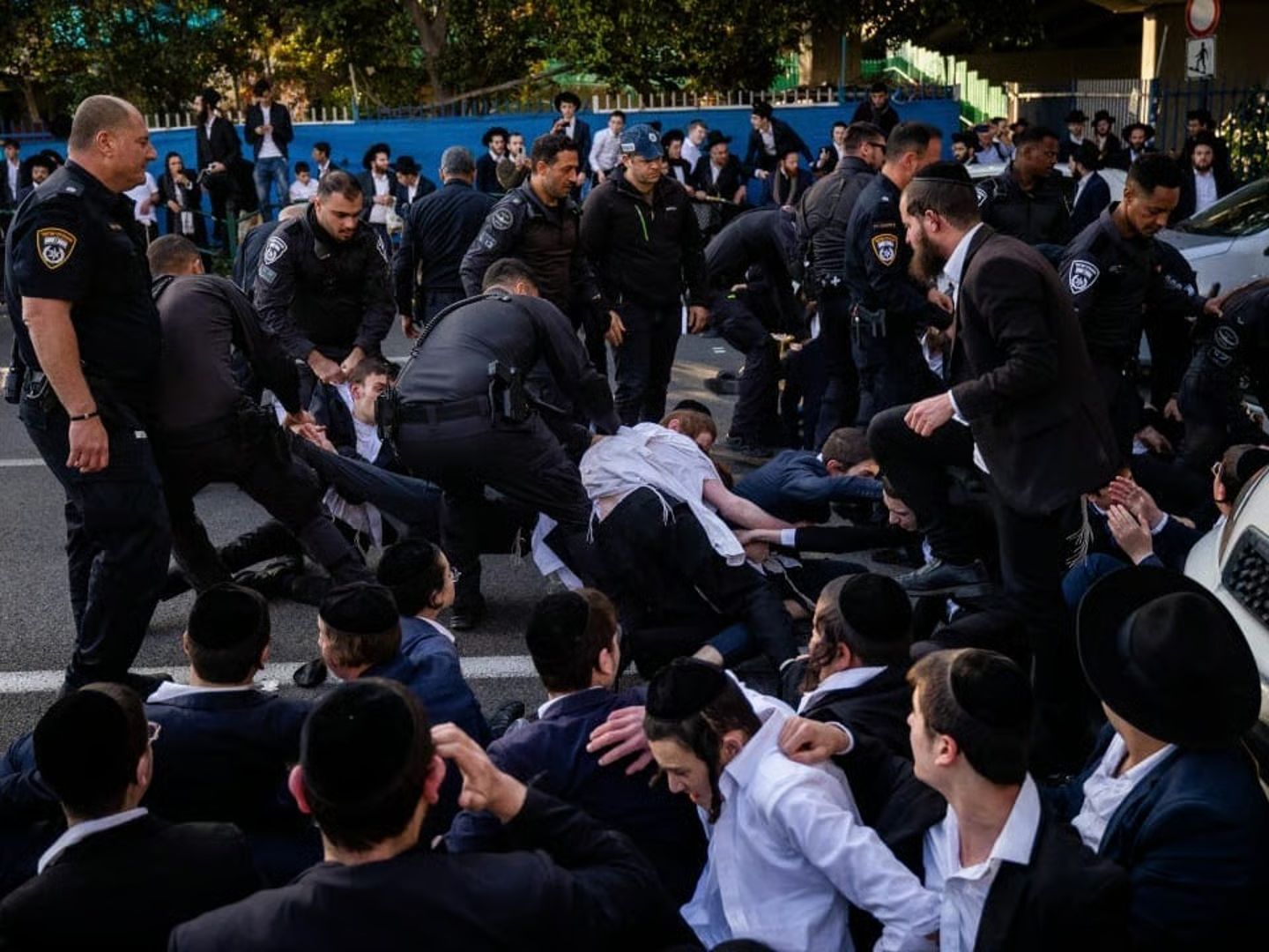 Batı Kudüs’te on binlerce Ultra-Ortodoks Yahudi askerliği protesto etti