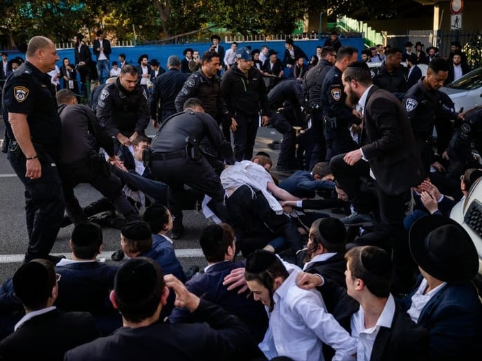 Batı Kudüs’te on binlerce Ultra-Ortodoks Yahudi askerliği protesto etti