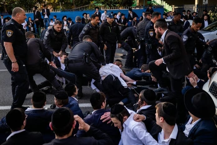 Batı Kudüs’te on binlerce Ultra-Ortodoks Yahudi askerliği protesto etti