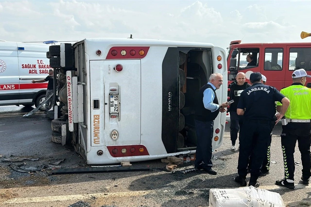 Antalya-Isparta Karayolunda yolcu midibüsü devrildi