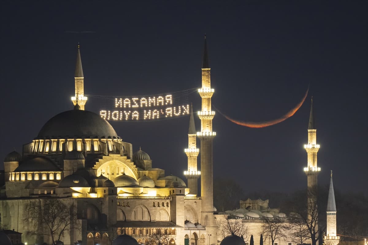 Ramazan hilali Süleymaniye Camii ile aynı karede