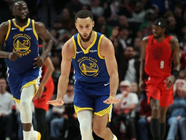 Stephen Curry, Michael Jordan'ı geride bırakarak tarihe geçti!