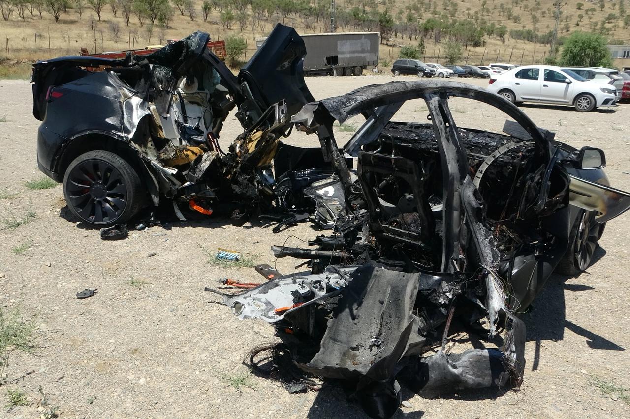 Aydınlatma direğine çarpan Tesla ikiye bölündü: 2 hemşire hayatını kaybetti