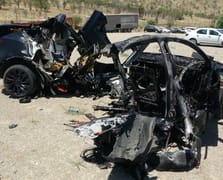 Aydınlatma direğine çarpan Tesla ikiye bölündü: 2 hemşire hayatını kaybetti