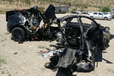 Aydınlatma direğine çarpan Tesla ikiye bölündü: 2 hemşire hayatını kaybetti