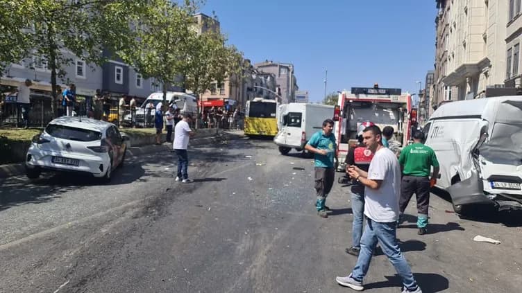 Beyoğlu Tarlabaşı'nda İETT otobüsü kazası: Çok sayıda araç hasar gördü, yaralılar var