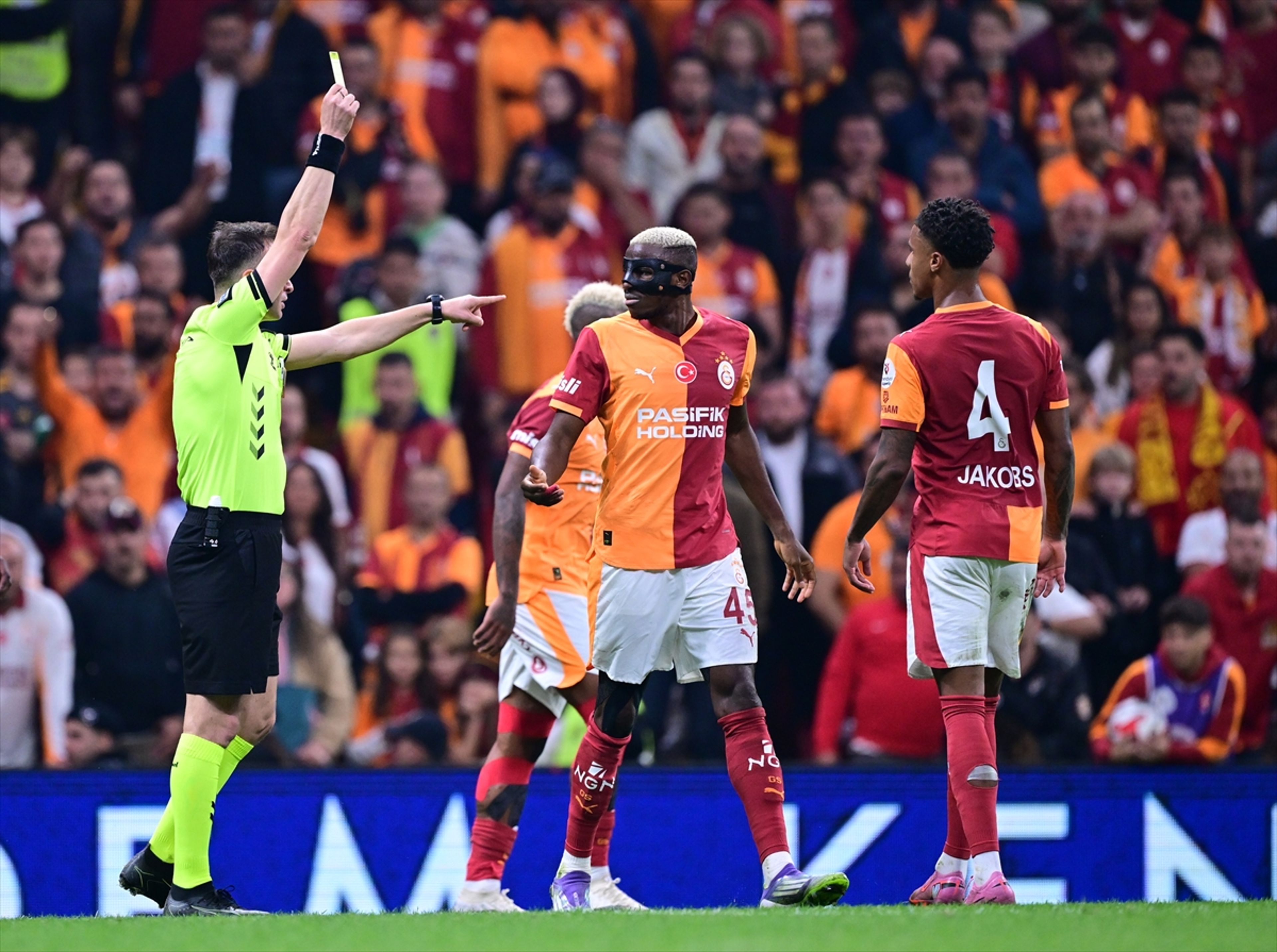 Kartlar havada uçuştu