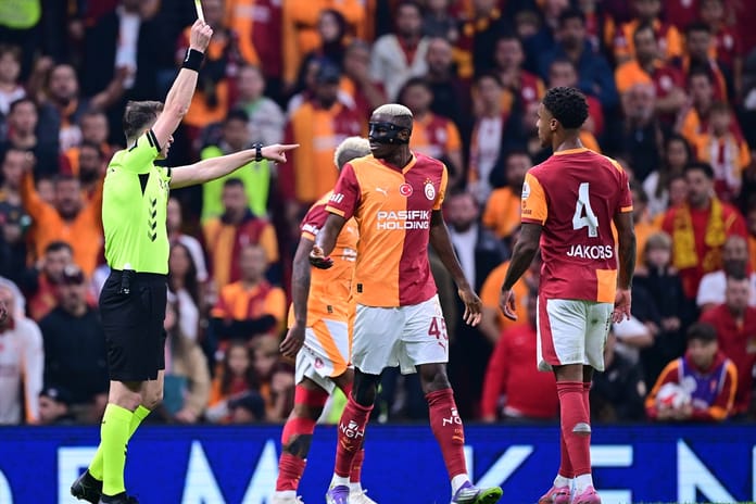 Kartlar havada uçuştu