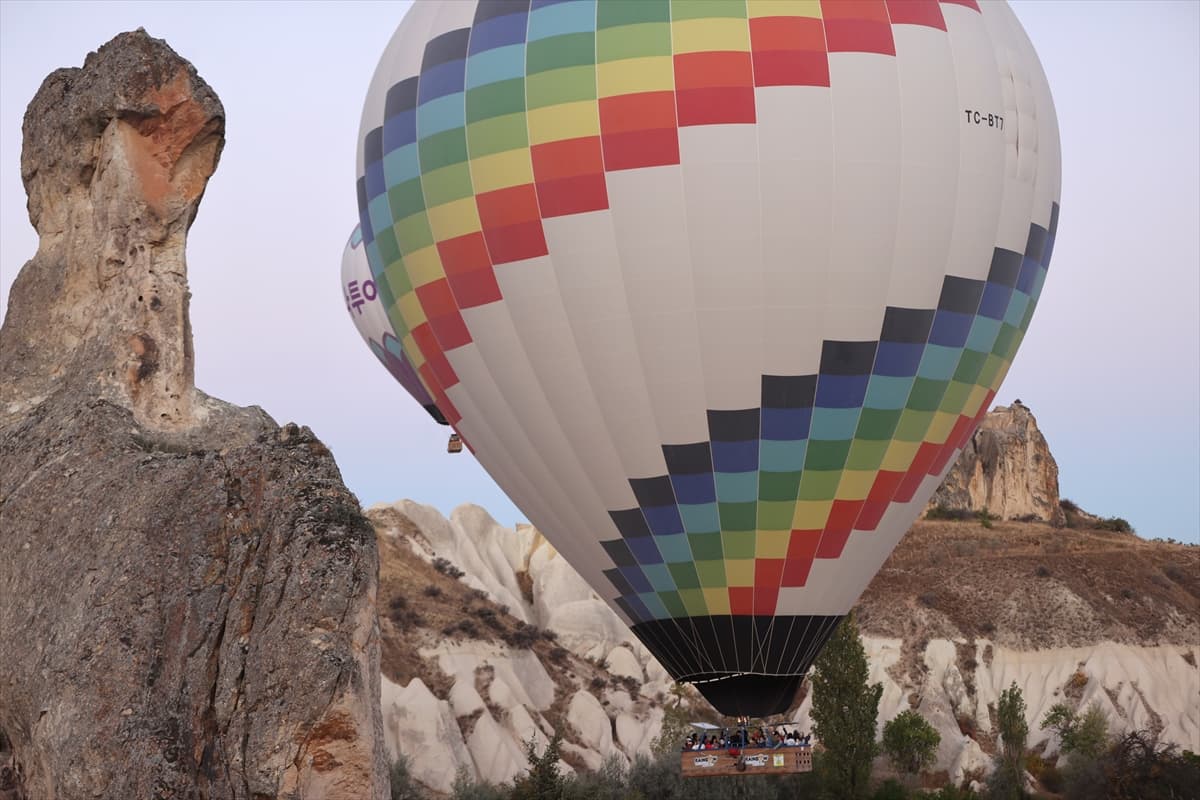 Kapadokya'daki sıcak hava balonları vadilere renk kattı