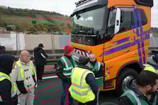 Fransa’da kamyon şoförlerinden akaryakıt zammına protesto