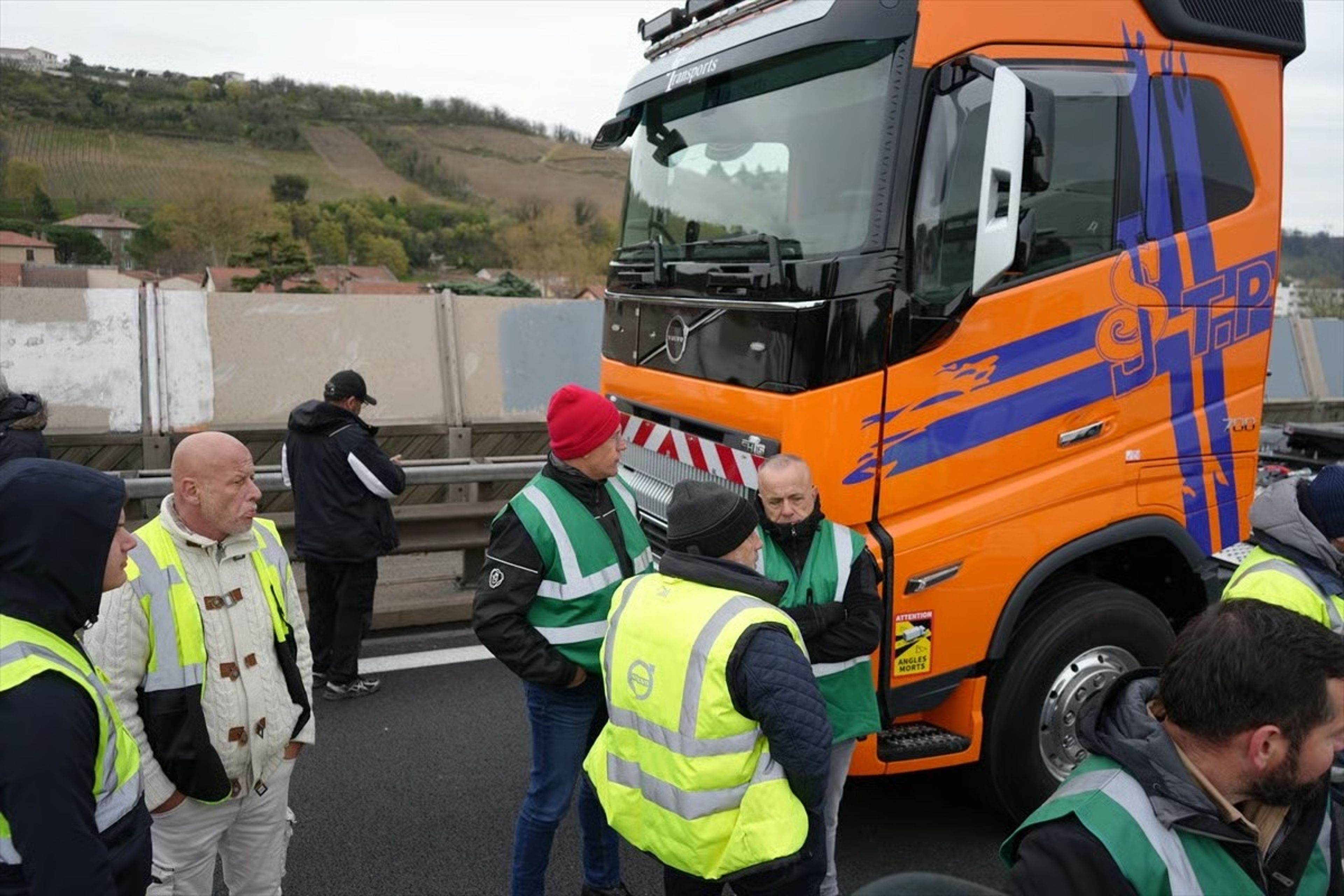 Fransa’da kamyon şoförlerinden akaryakıt zammına protesto
